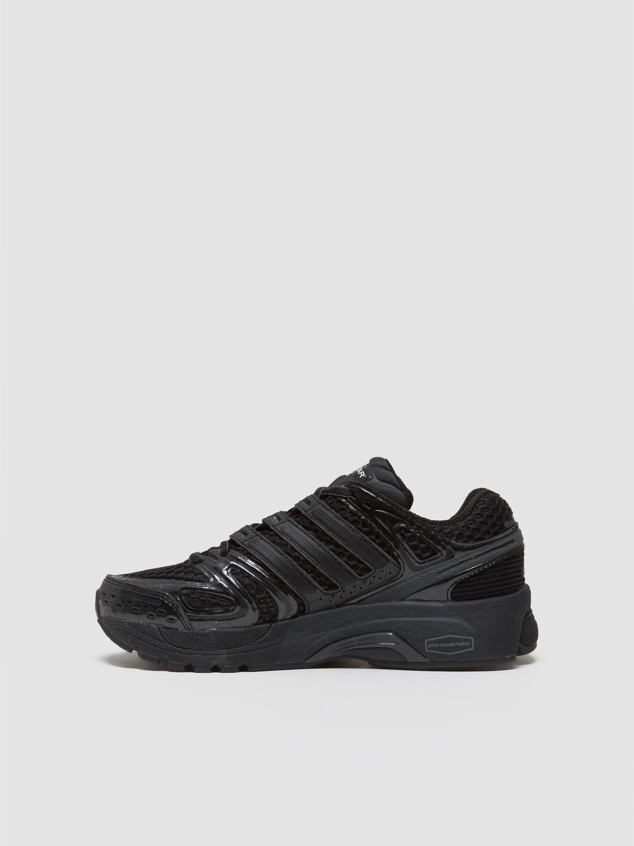 Adistar Control 5 Sneaker in Black & Carbon - Image 6