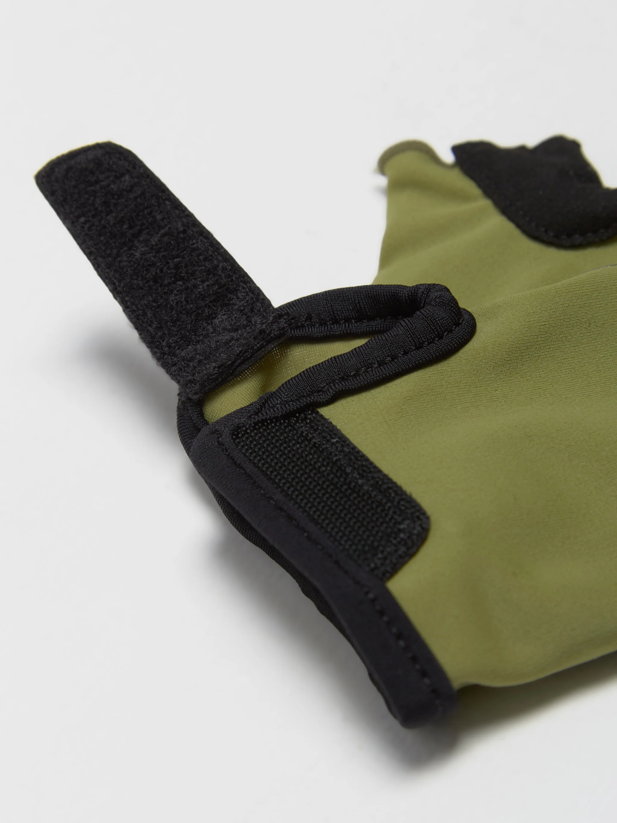 Drops Road Gloves in Fern - Image 3