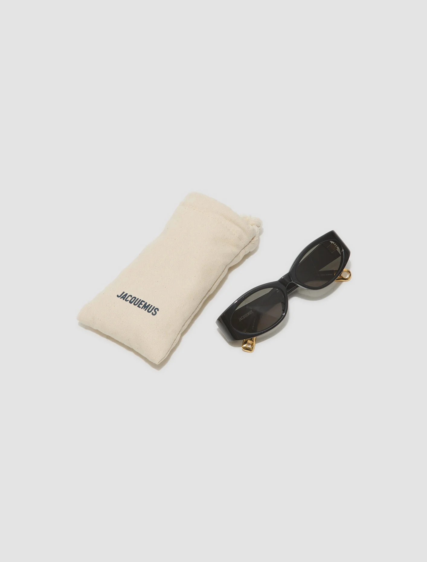 Les Lunettes Ovalo Sunglasses in Black - Image 6