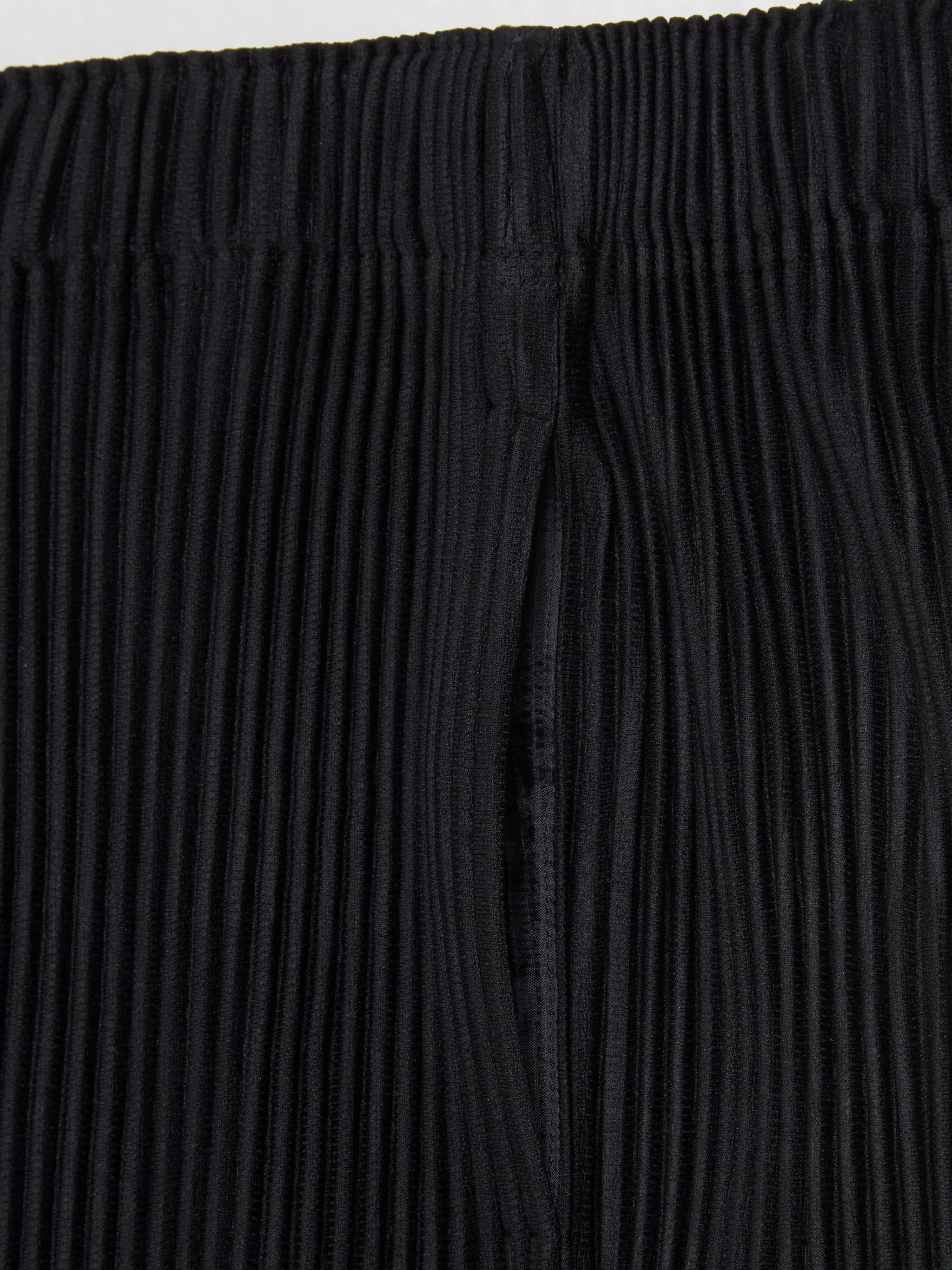 Pleated Basic Trousers in Black - Image 3
