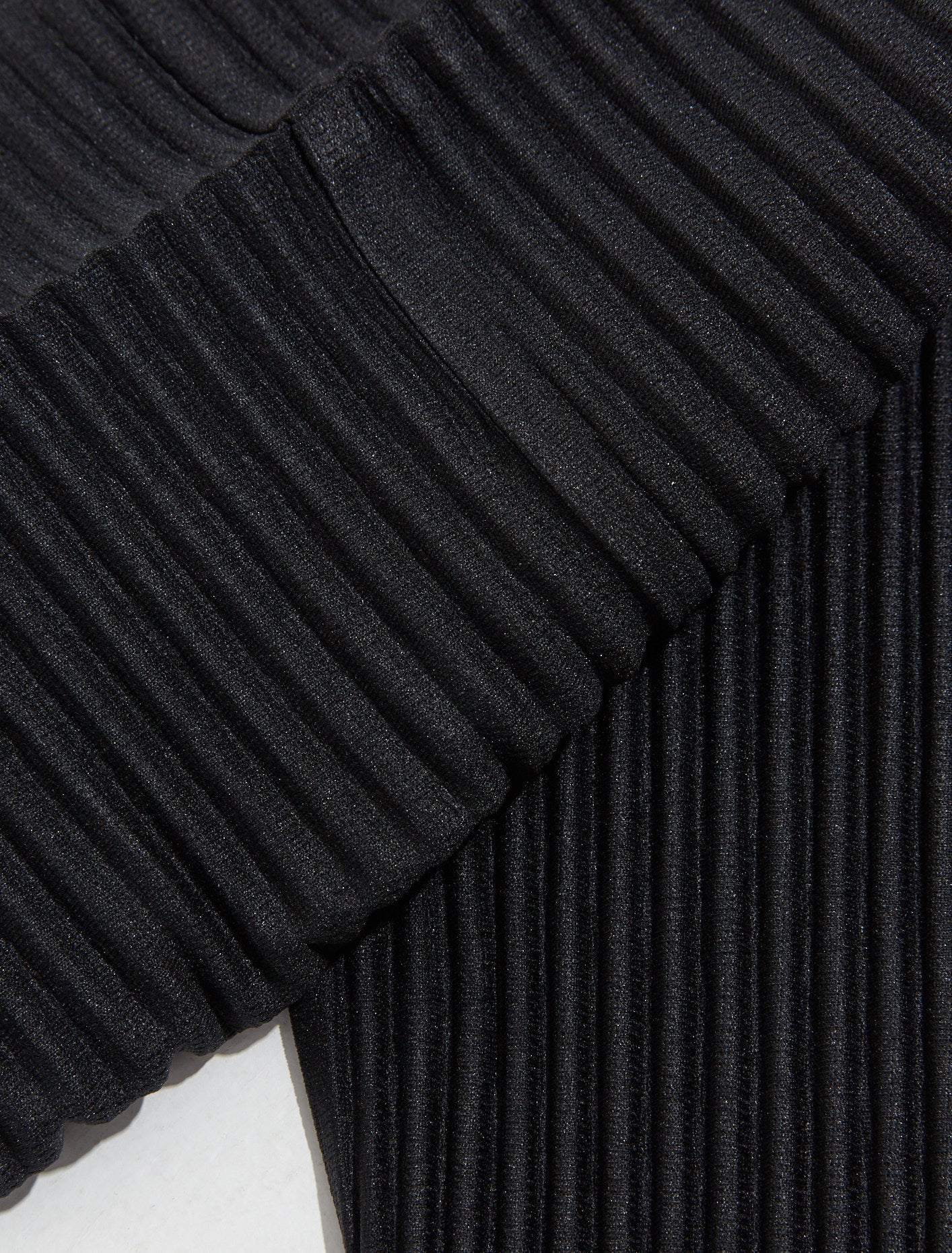Short-Sleeved Pleated Polo Shirt in Black - Image 3