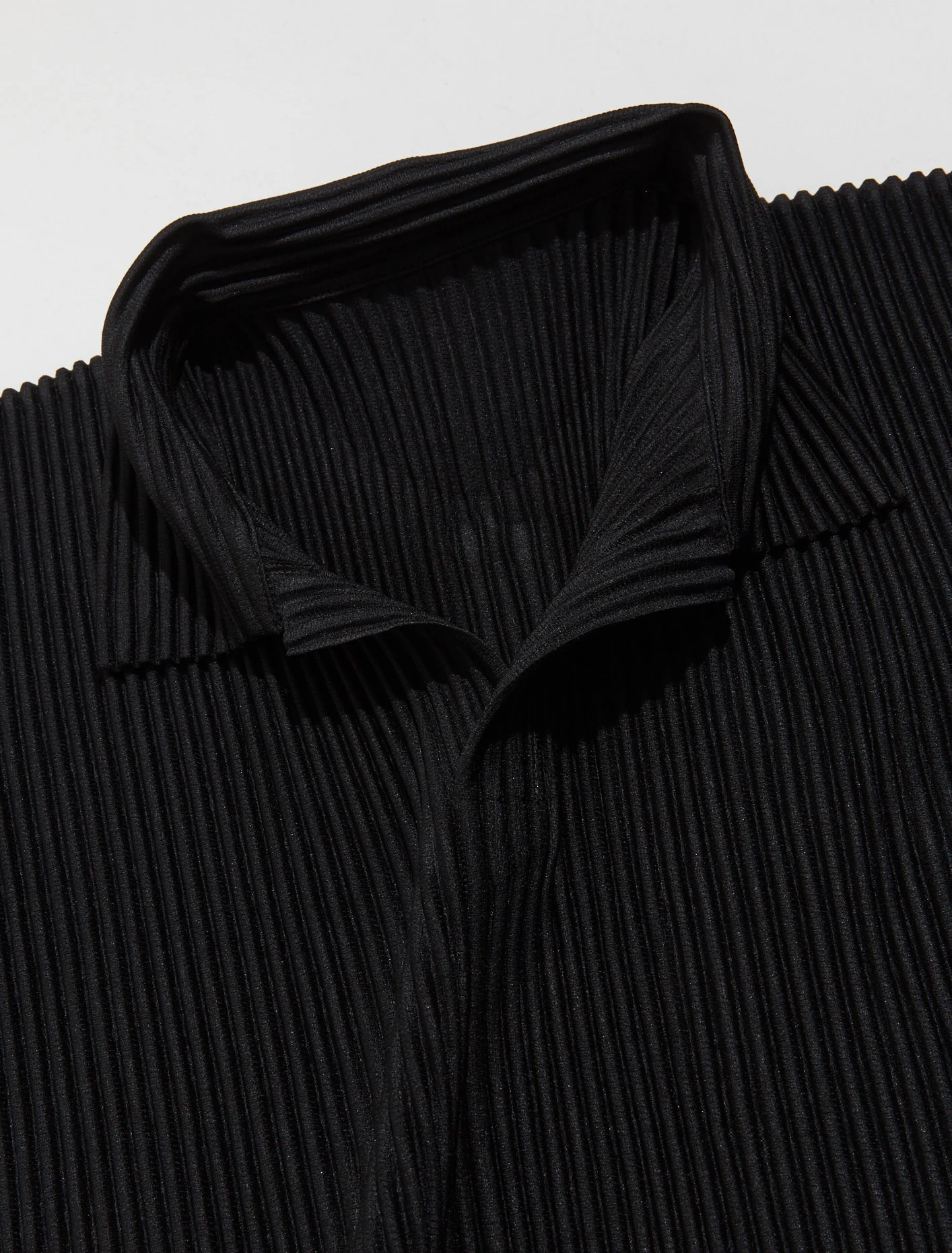 Short-Sleeved Pleated Polo Shirt in Black - Image 6