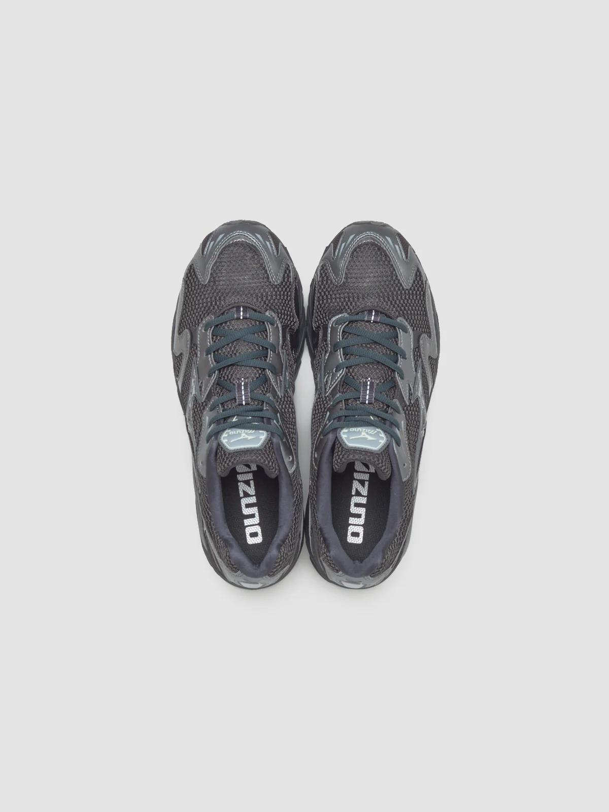 Wave Rider 10 Sneaker in Black Sand & Metallic Gray - Image 4