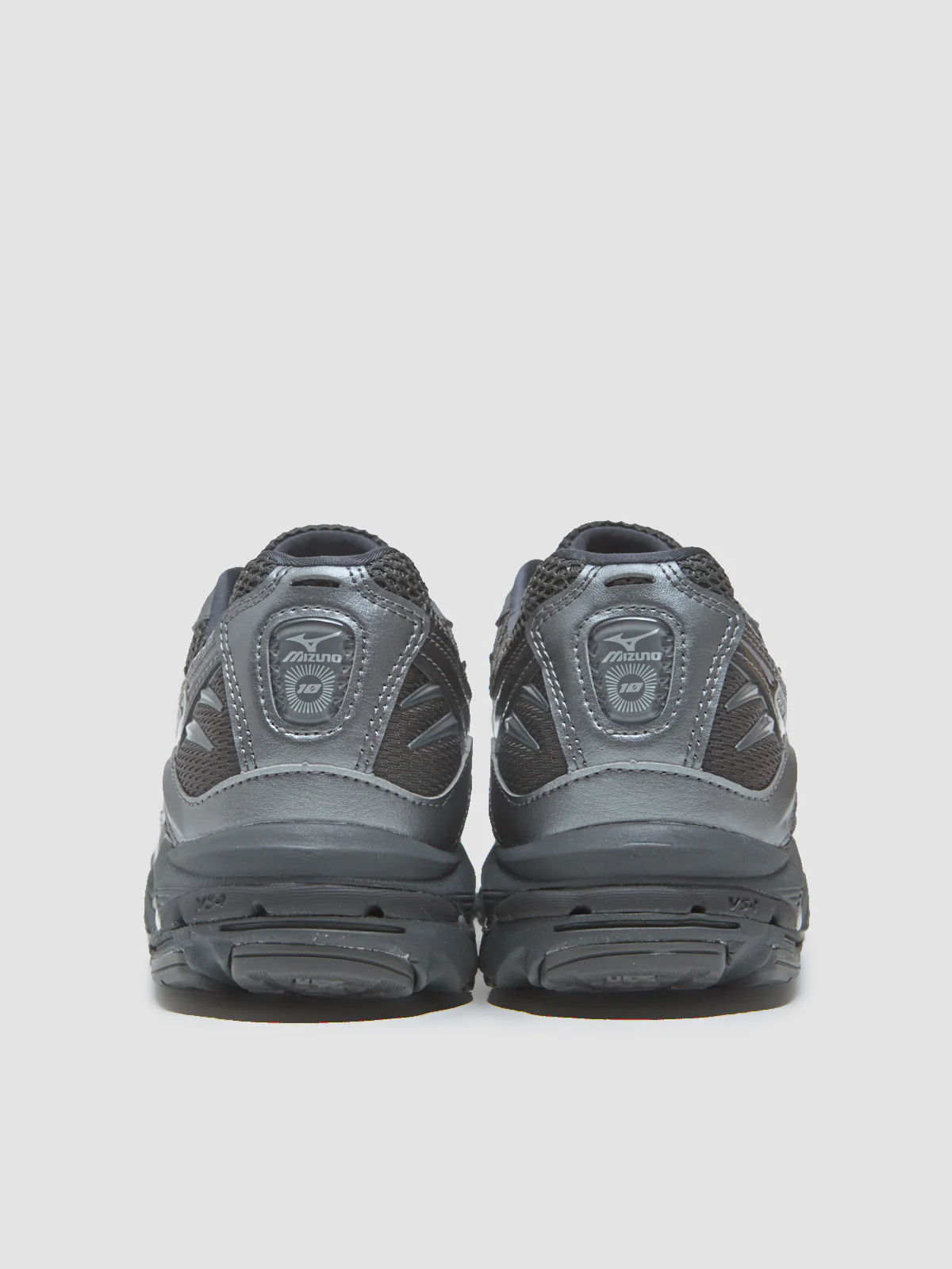 Wave Rider 10 Sneaker in Black Sand & Metallic Gray - Image 5