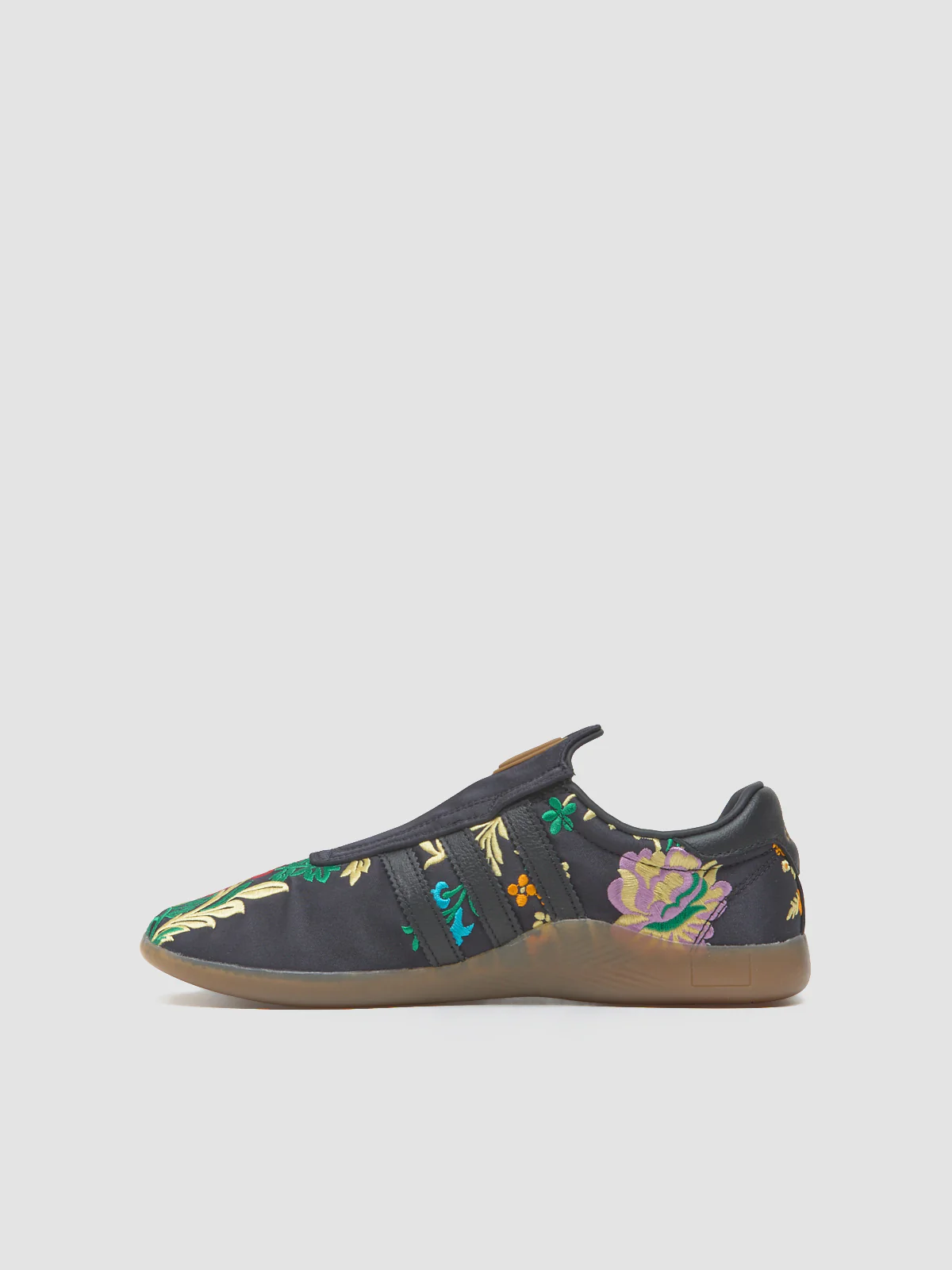 WMNS Taekwondo Mei Sneaker in Core Black & Gold Metallic - Image 6