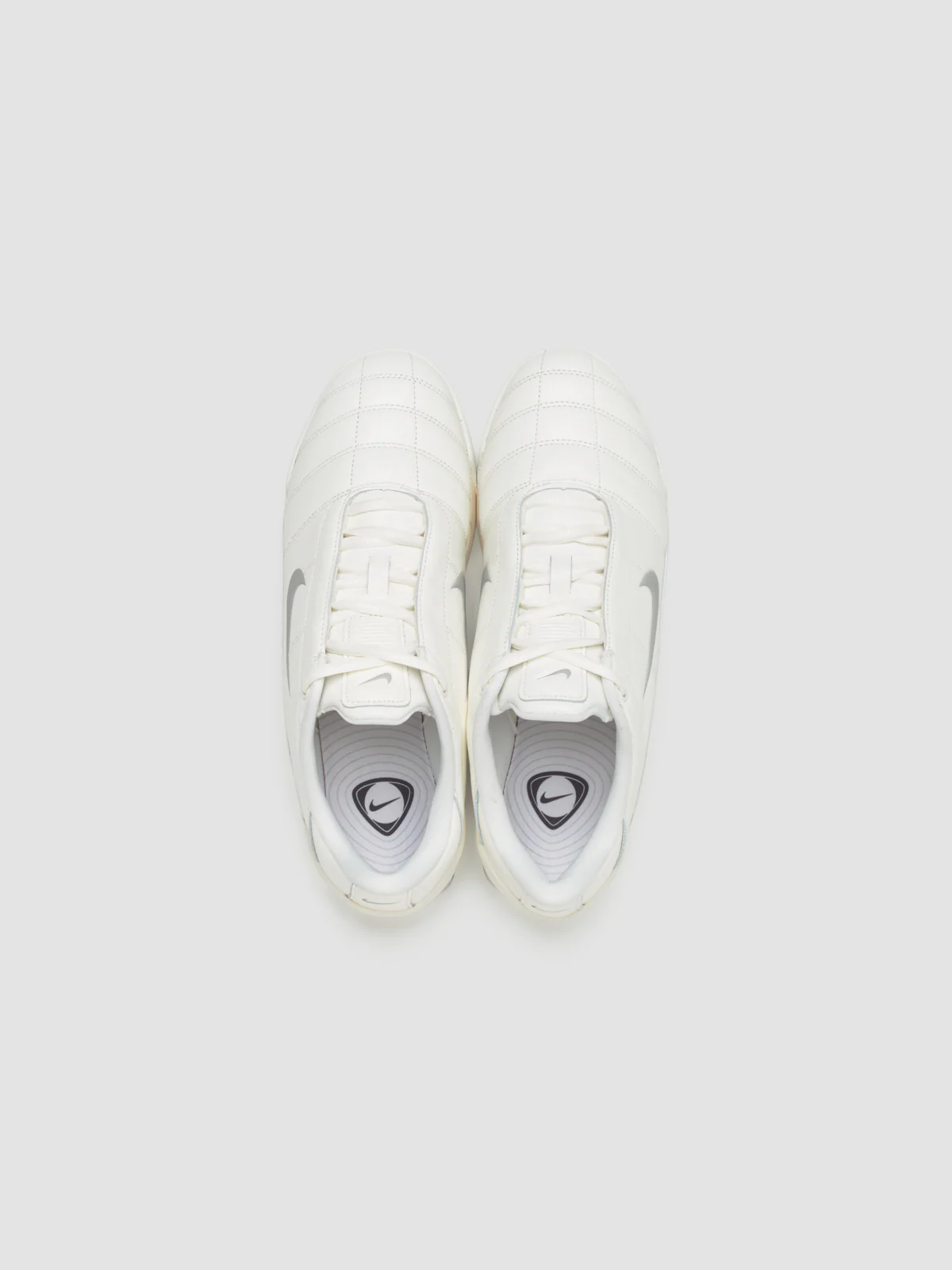 WMNS Total 90 Shox Magia Sneaker in Sail & Metallic Silver - Image 3