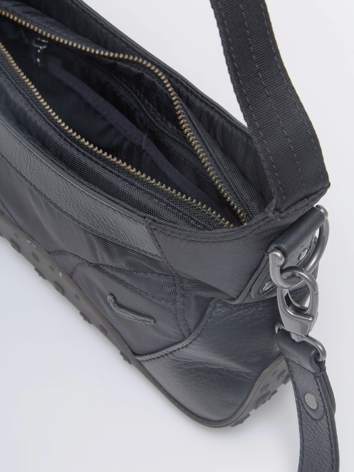 x KNWLS Razr Run Bag in Black - Image 3